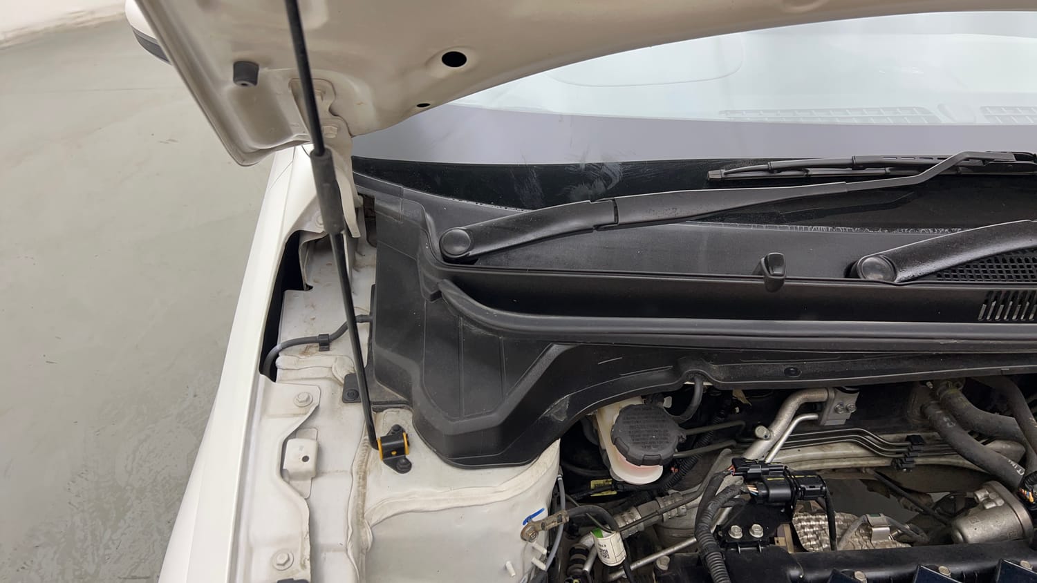 Used 2023 Hyundai i20 Asta (O) 1.2 IVT Petrol Automatic engine ENGINE RIGHT SIDE HINGE & APRON VIEW