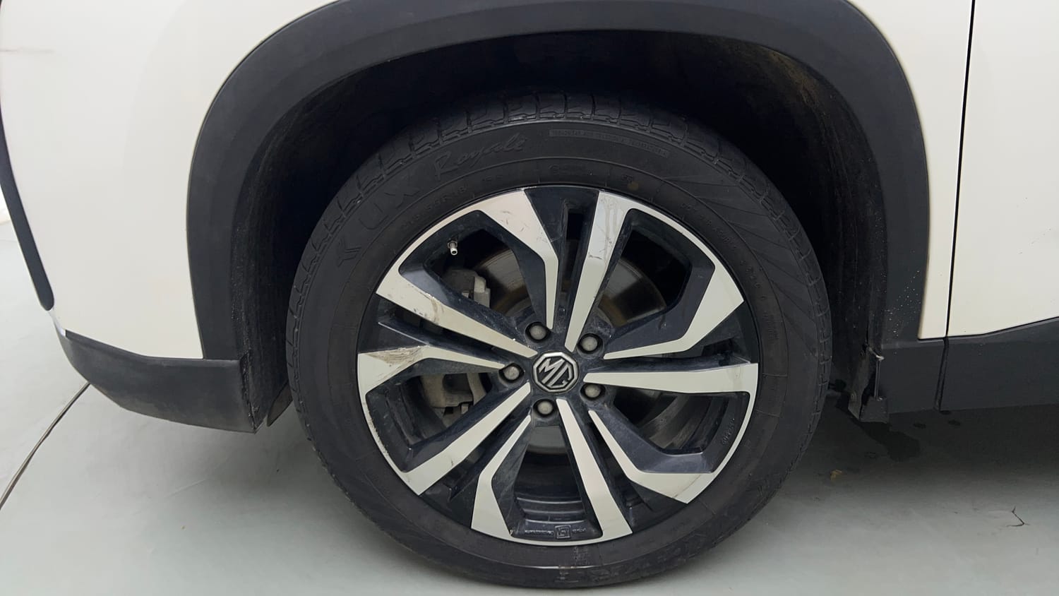 Used 2023 MG Motors Hector Plus Savvy Pro 1.5 Turbo Petrol CVT 6 STR Petrol Automatic tyres LEFT FRONT TYRE RIM VIEW