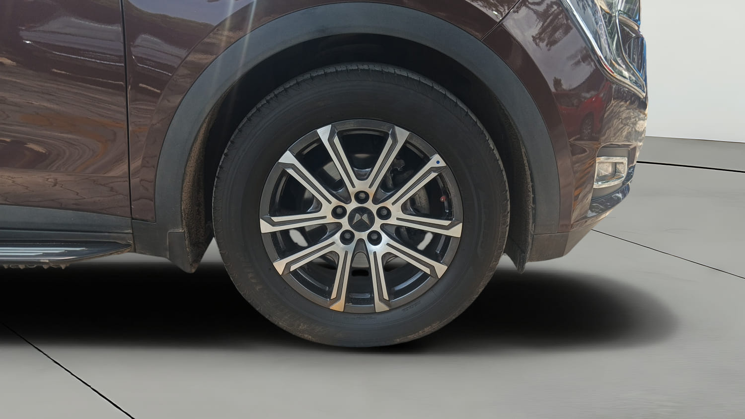 Used 2025 Mahindra XUV700 AX7 Luxury Pack Petrol AT 7 STR Petrol Automatic tyres RIGHT FRONT TYRE RIM VIEW