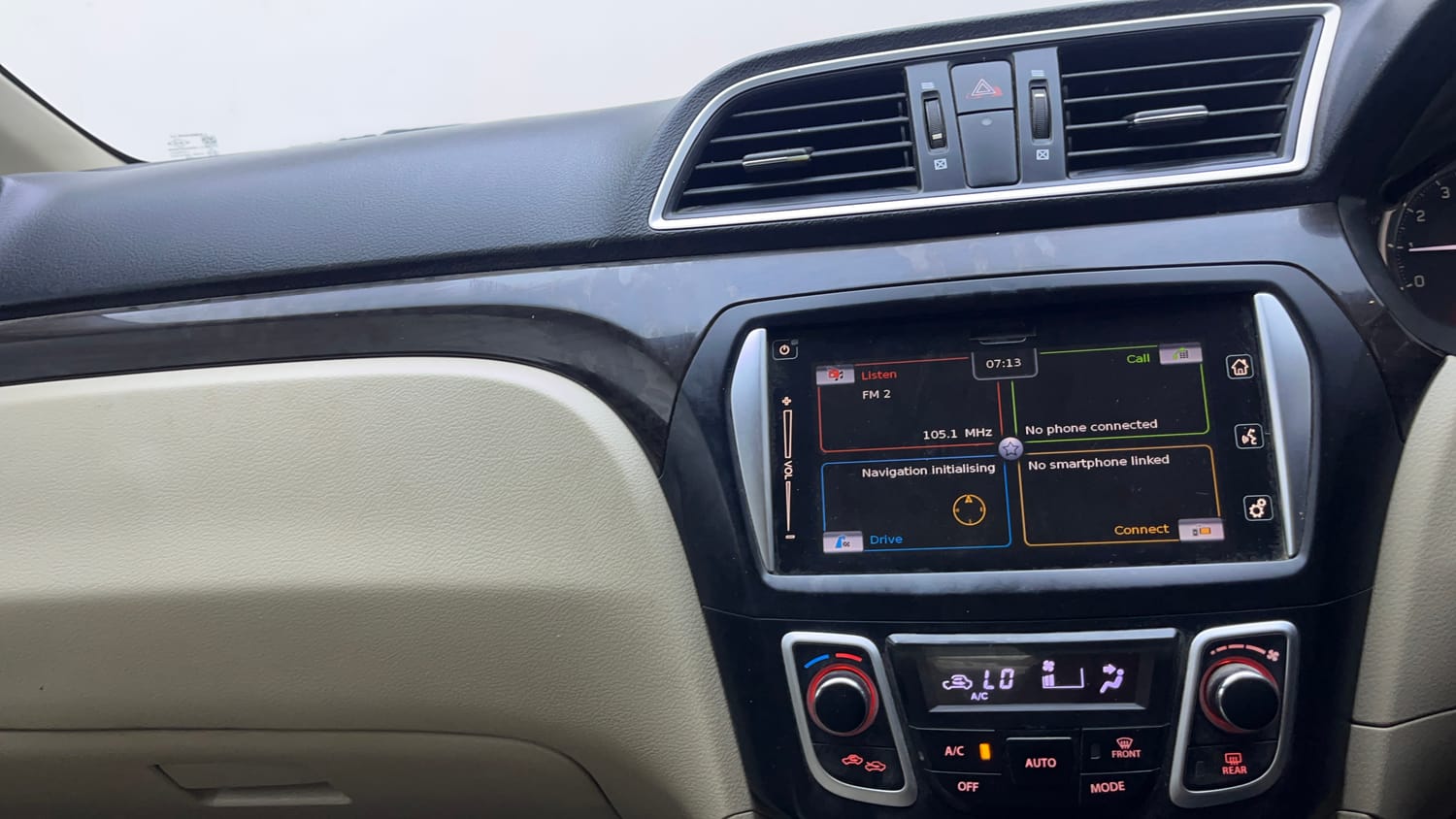 Used 2017 Maruti Suzuki Ciaz Alpha 1.4 AT Petrol Automatic interior MUSIC SYSTEM & AC CONTROL VIEW
