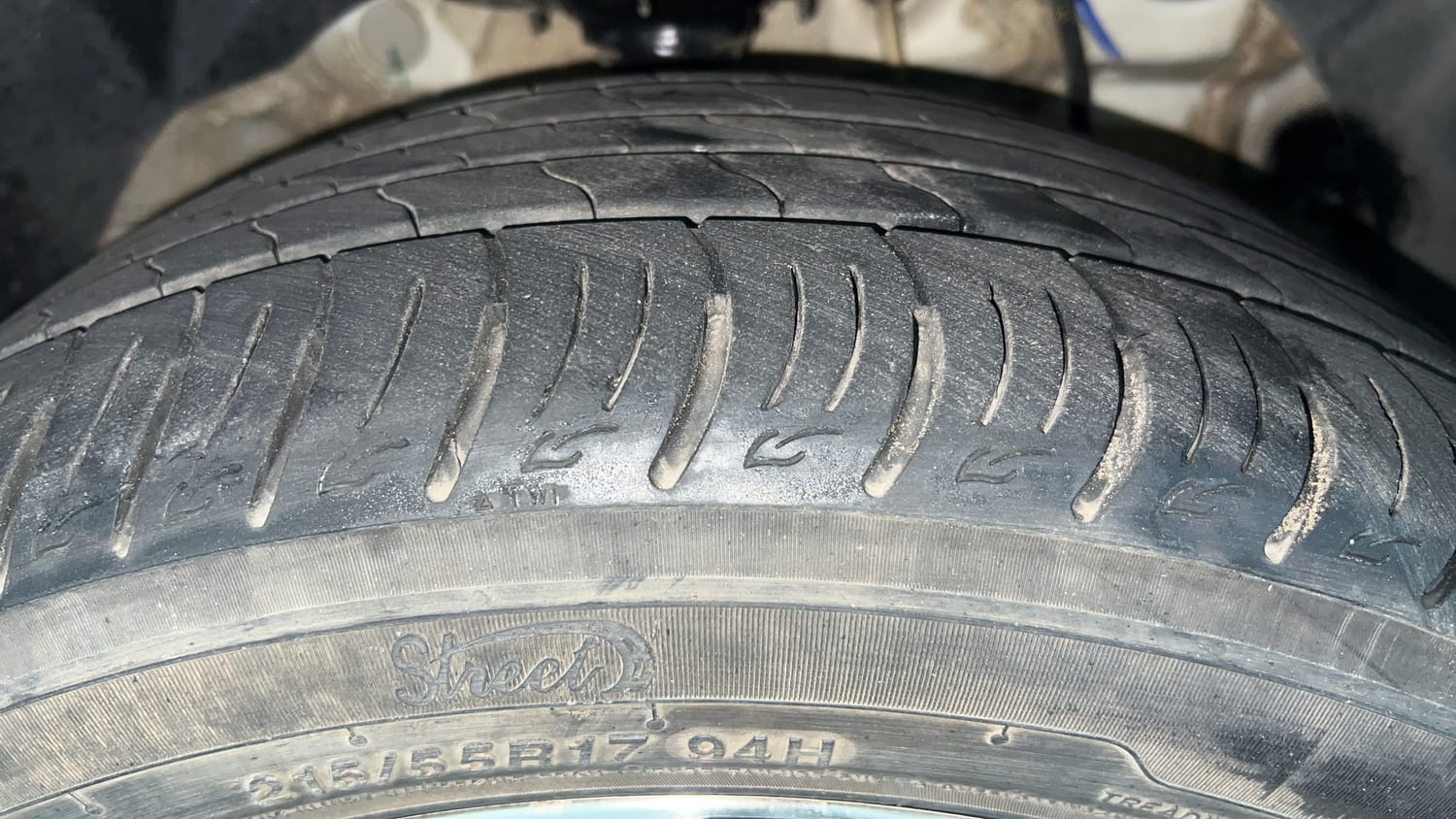 Used 2022 Mahindra XUV 300 W8 (O) 1.2 Petrol AMT Petrol Automatic tyres RIGHT FRONT TYRE TREAD VIEW