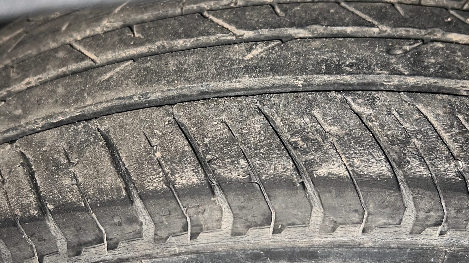Used 2023 Nissan Magnite XV Petrol Manual tyres LEFT FRONT TYRE TREAD VIEW