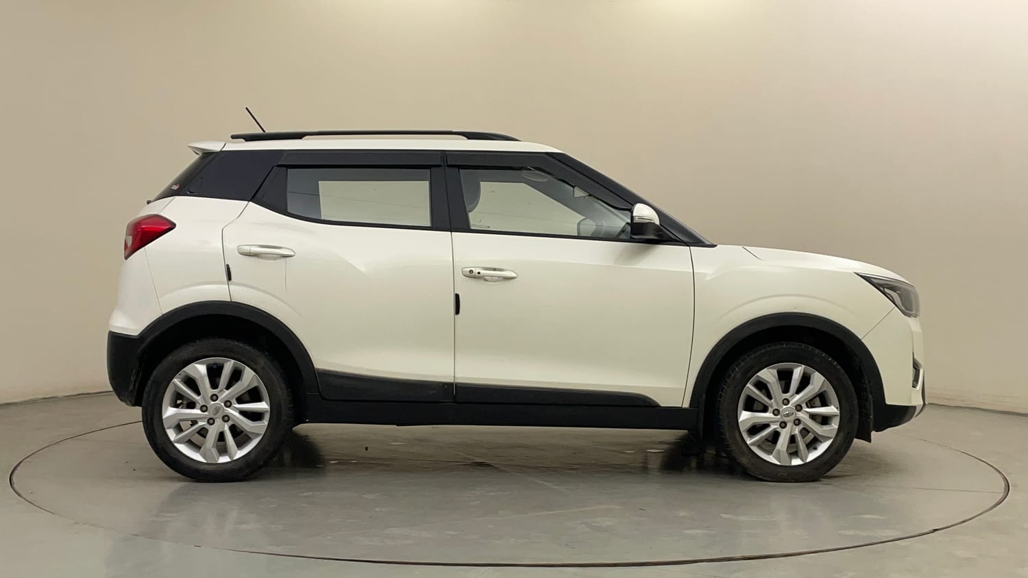 Used 2021 Mahindra XUV 300 W8 1.2 Petrol Petrol Manual exterior RIGHT SIDE VIEW