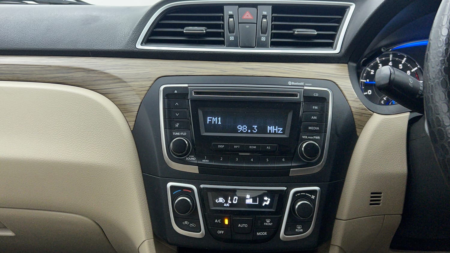 Used 2019 Maruti Suzuki Ciaz Delta Hybrid 1.5 Petrol Manual top_features Integrated (in-dash) music system