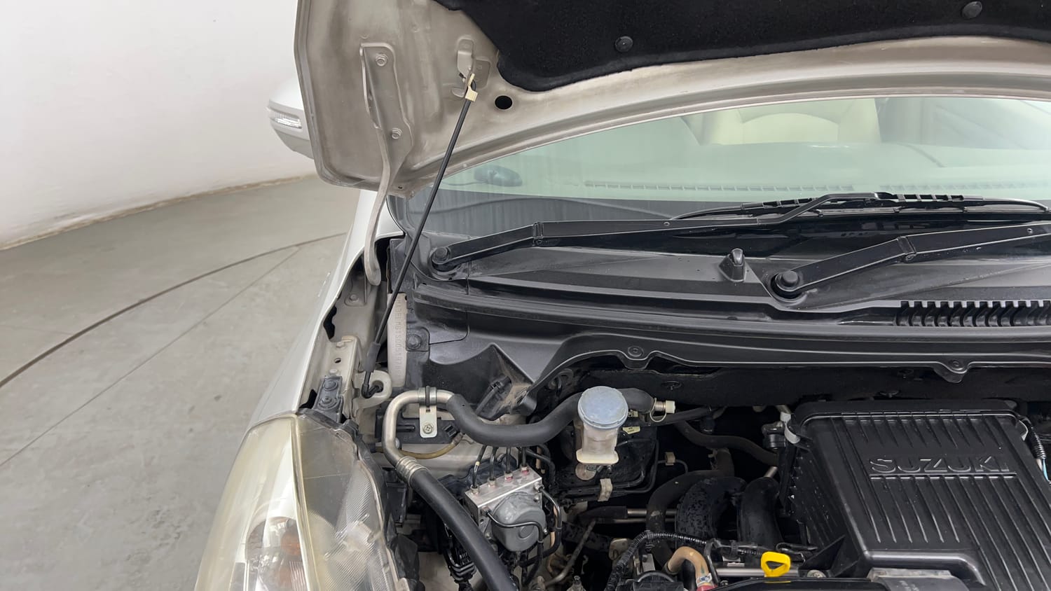 Used 2018 Maruti Suzuki Ertiga ZXI+ Petrol Manual engine ENGINE RIGHT SIDE HINGE & APRON VIEW