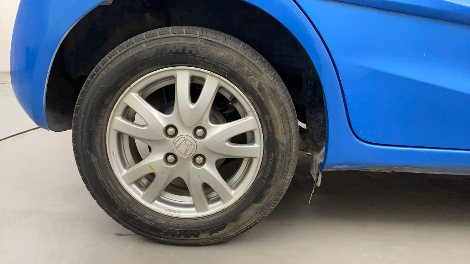 Used 2013 Honda Brio VX MT Petrol Manual tyres RIGHT REAR TYRE RIM VIEW
