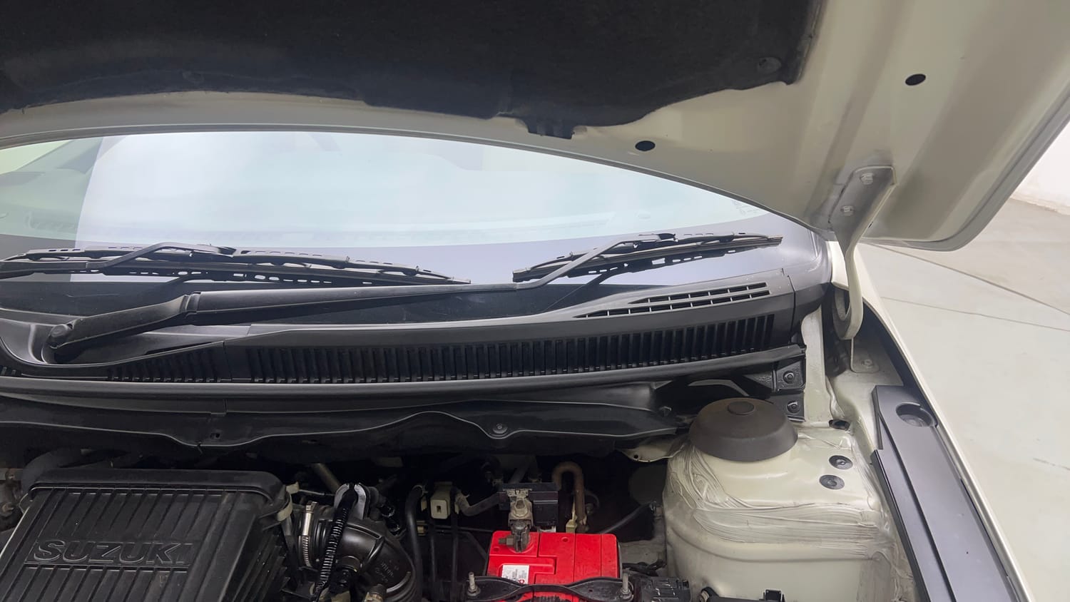 Used 2015 Maruti Suzuki Ciaz ZXI+ Petrol Manual engine ENGINE LEFT SIDE HINGE & APRON VIEW