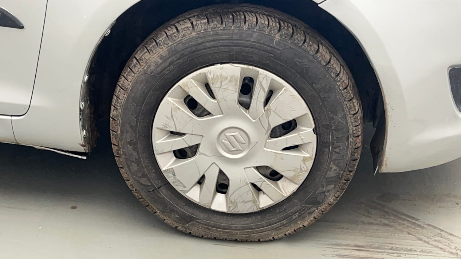 Used 2013 Maruti Suzuki Swift VXi Petrol Manual tyres RIGHT FRONT TYRE RIM VIEW