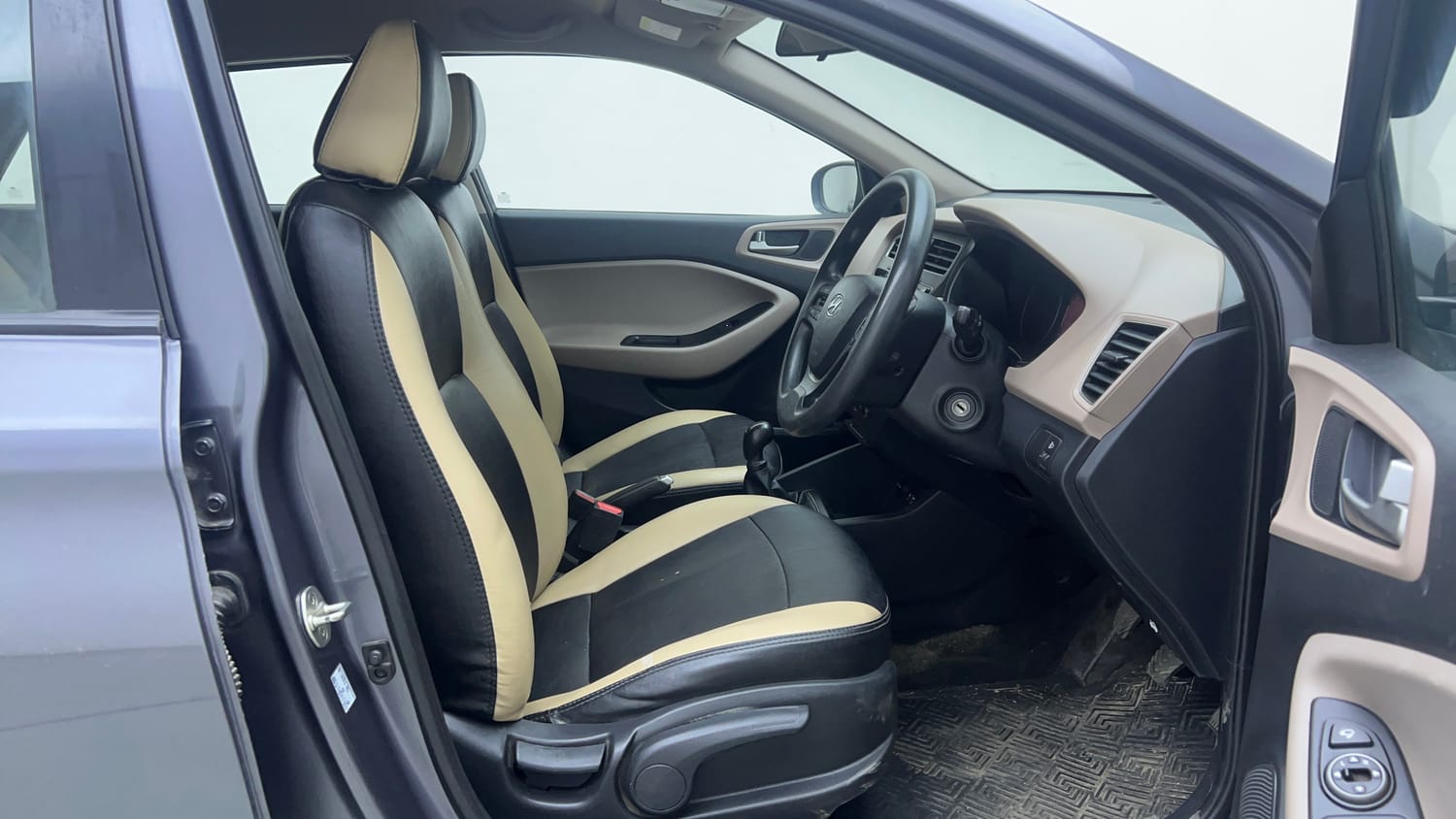 Used 2019 Hyundai Elite i20 Sportz Plus 1.2 Petrol Manual interior RIGHT SIDE FRONT DOOR CABIN VIEW