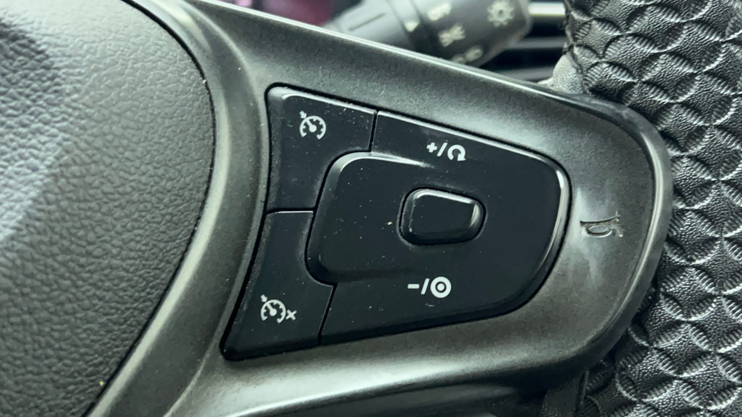 Used 2020 Tata Altroz XT Petrol Petrol Manual top_features Cruise control