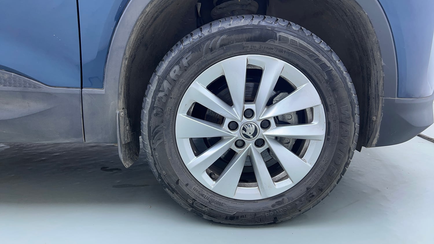 Used 2025 Skoda Kylaq Signature Plus 1.0 TSI MT (Lava Blue) Petrol Manual tyres RIGHT FRONT TYRE RIM VIEW