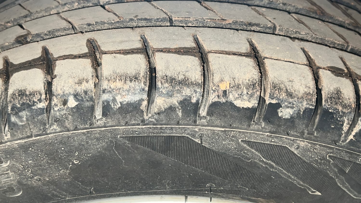 Used 2014 Volkswagen Polo Trendline 1.2L (P) Petrol Manual tyres LEFT FRONT TYRE TREAD VIEW