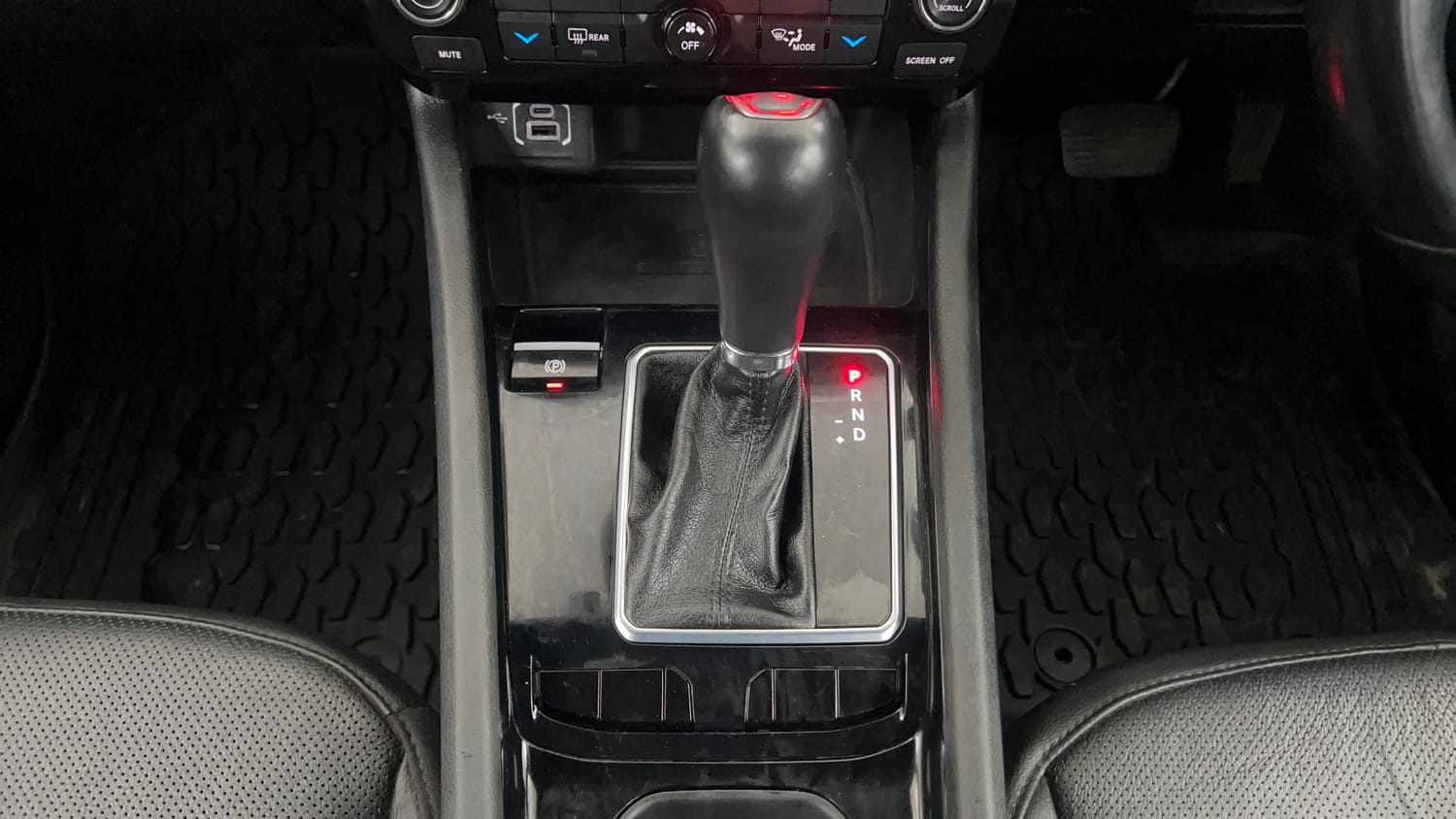 Used 2022 Jeep Compass Model S (O) 1.4 Petrol DCT Petrol Automatic interior GEAR  KNOB VIEW