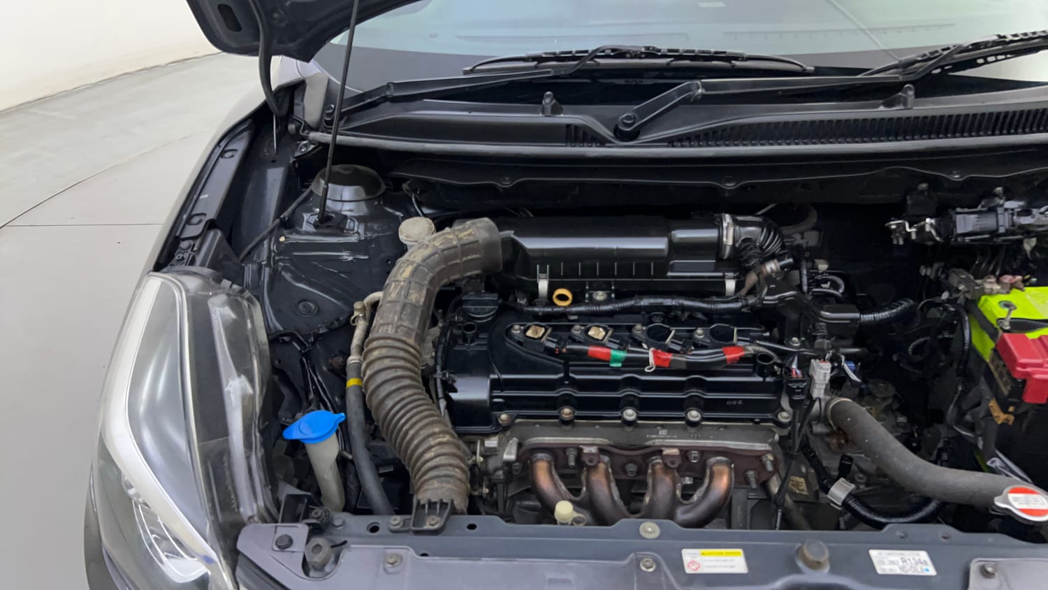 Used 2018 Maruti Suzuki Baleno Alpha 1.2 Petrol Manual engine ENGINE RIGHT SIDE HINGE & APRON VIEW