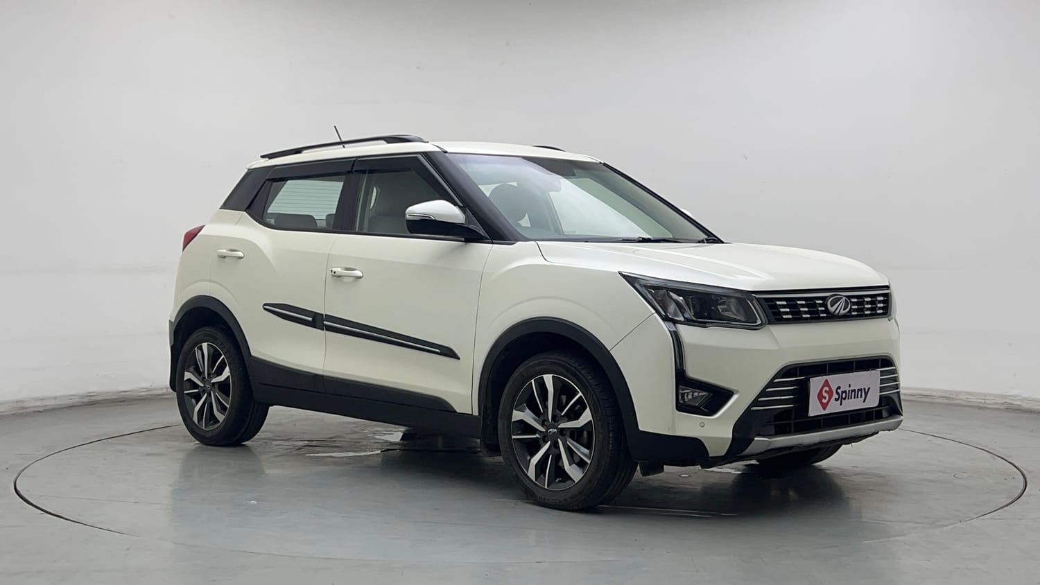 Used 2022 Mahindra XUV 300 W8 (O) 1.2 Petrol AMT Petrol Automatic exterior RIGHT FRONT CORNER VIEW
