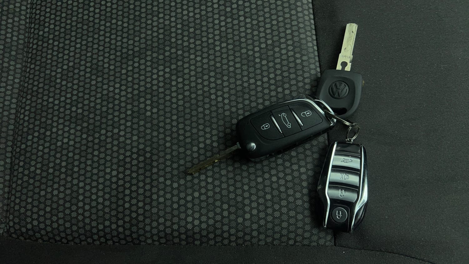 Used 2018 Volkswagen Ameo Trendline 1.0L (P) Petrol Manual extra CAR KEY VIEW