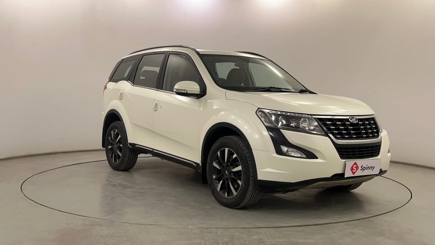 Used 2018 Mahindra XUV500 W11 Diesel Manual exterior RIGHT FRONT CORNER VIEW