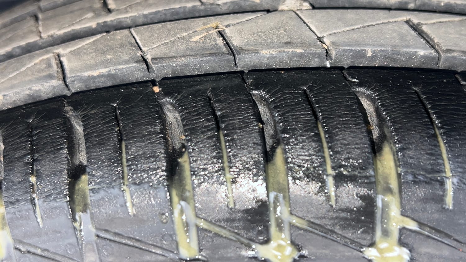 Used 2024 Renault Kwid RXT 1.0 AMT Petrol Automatic tyres LEFT FRONT TYRE TREAD VIEW