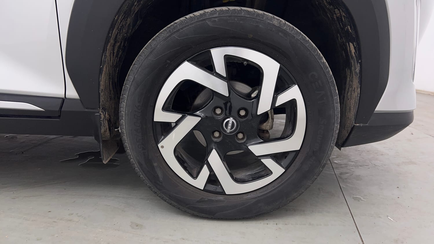 Used 2023 Nissan Magnite XV Petrol Manual tyres RIGHT FRONT TYRE RIM VIEW