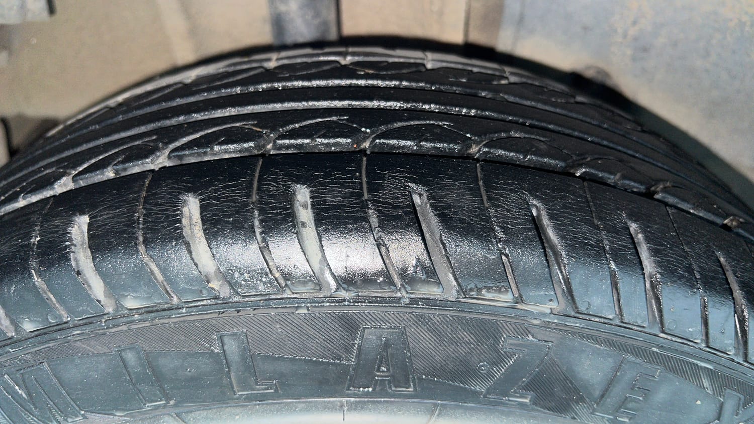 Used 2017 Tata Tiago Revotron XZ w/o Alloy Petrol Manual tyres RIGHT REAR TYRE TREAD VIEW