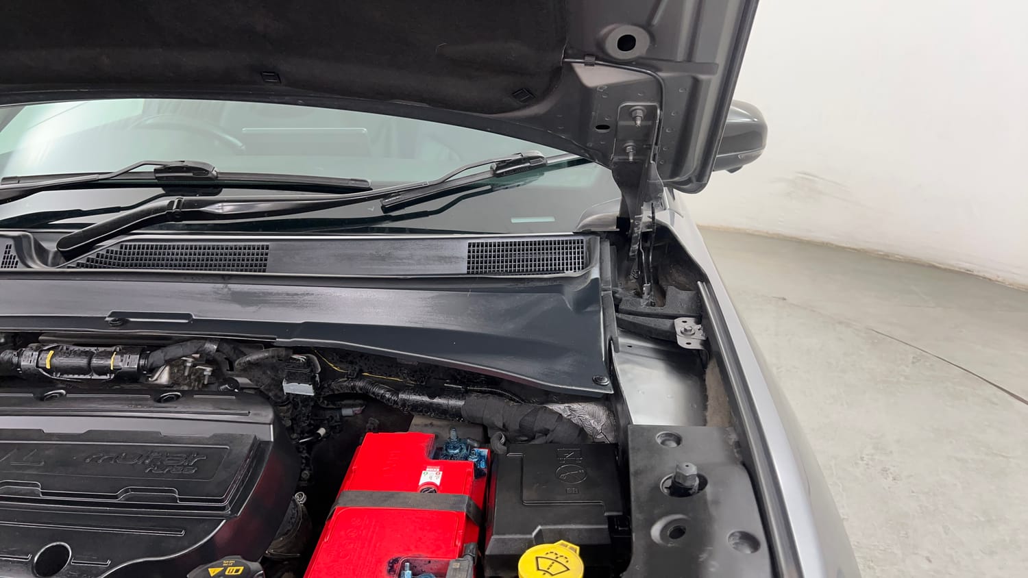 Used 2022 Jeep Compass Model S (O) 1.4 Petrol DCT Petrol Automatic engine ENGINE LEFT SIDE HINGE & APRON VIEW