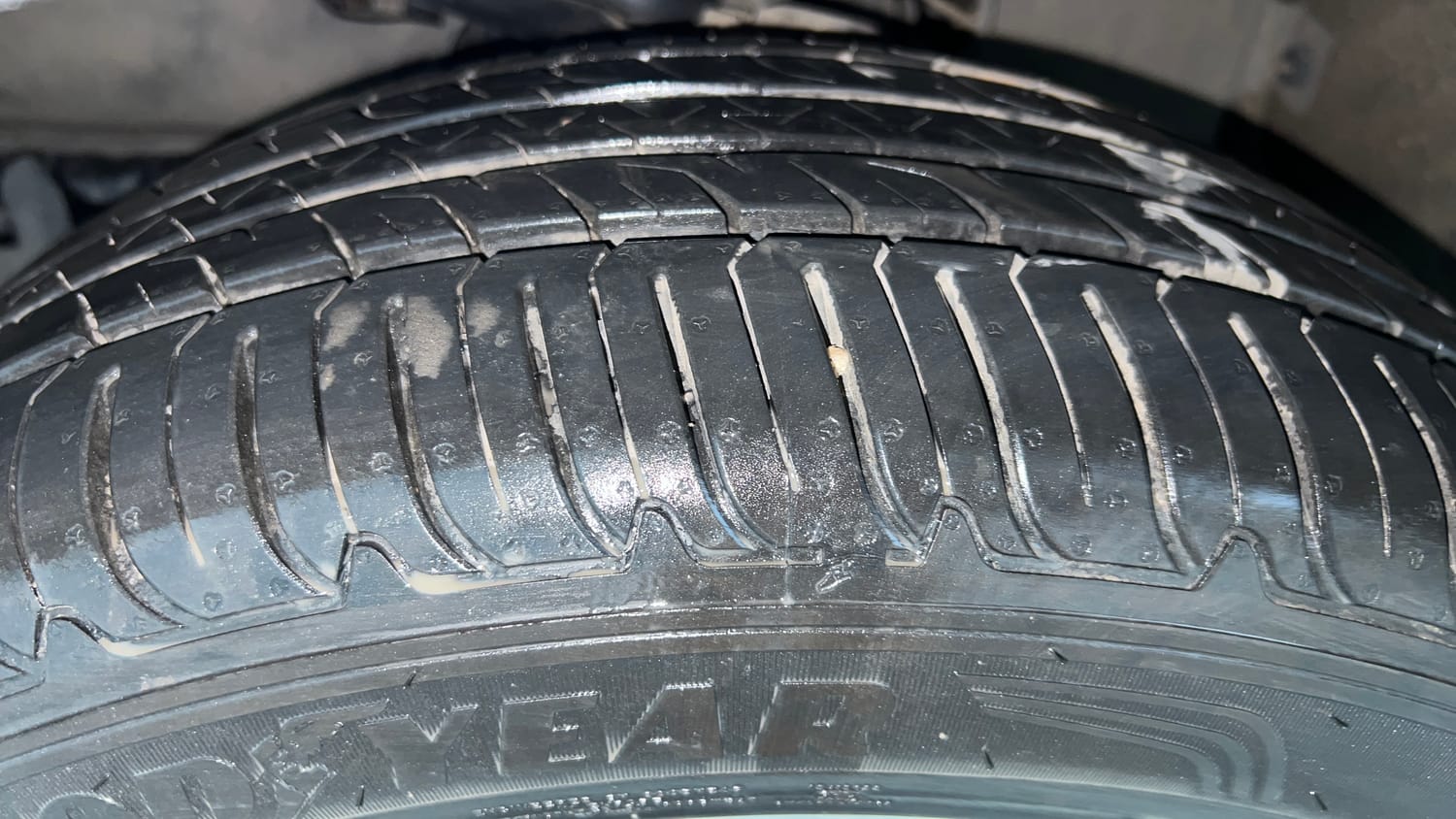 Used 2018 Tata Hexa XTA 4x2 7 STR Diesel Automatic tyres LEFT FRONT TYRE TREAD VIEW