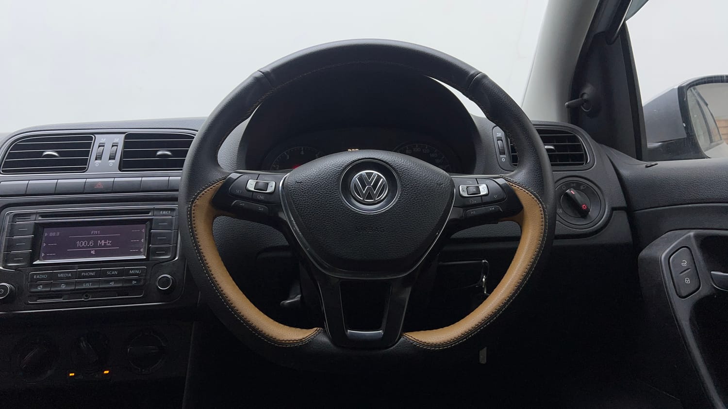 Used 2018 Volkswagen Ameo Trendline 1.0L (P) Petrol Manual interior STEERING VIEW