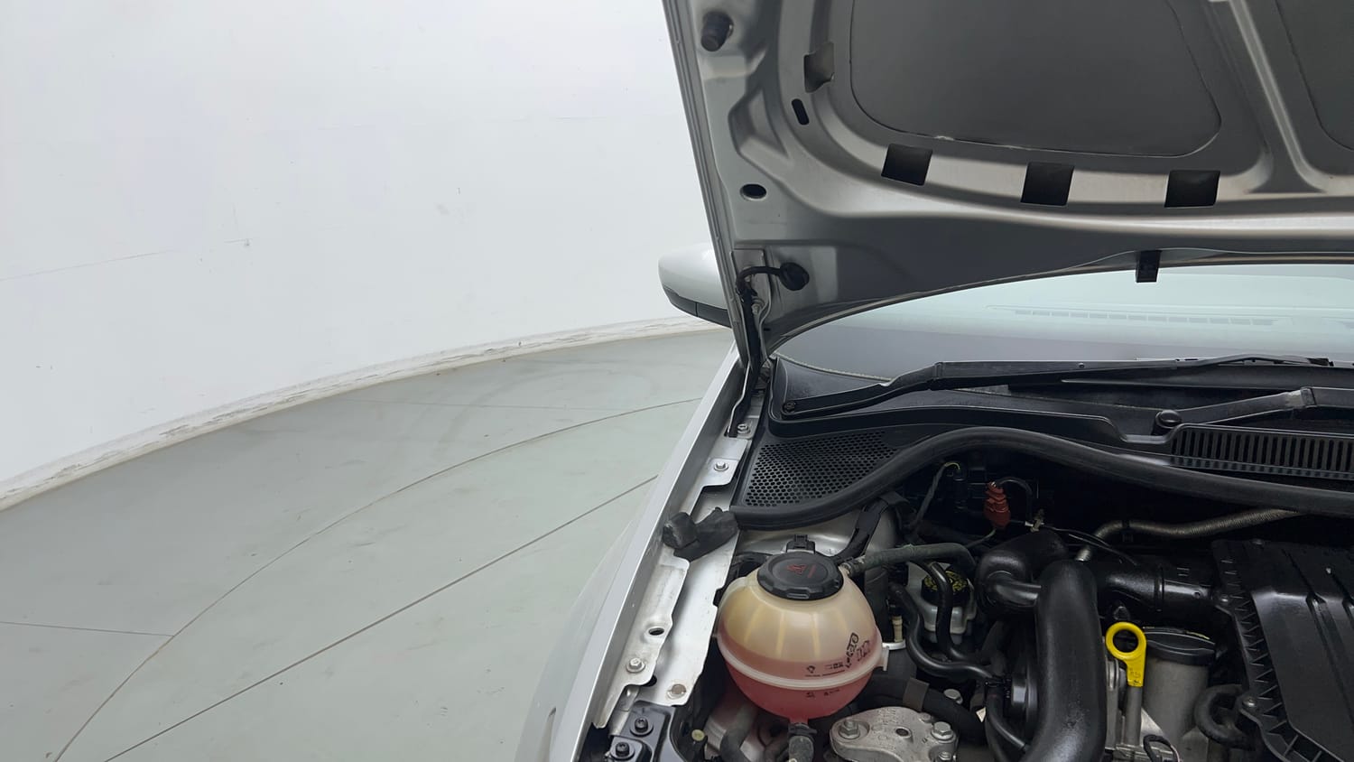 Used 2018 Volkswagen Ameo Trendline 1.0L (P) Petrol Manual engine ENGINE RIGHT SIDE HINGE & APRON VIEW