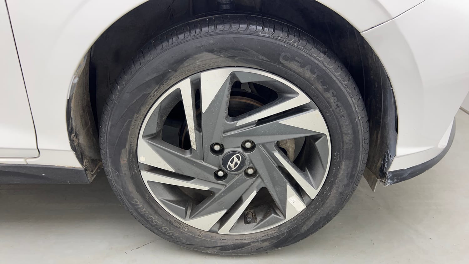 Used 2023 Hyundai i20 Asta (O) 1.2 IVT Petrol Automatic tyres RIGHT FRONT TYRE RIM VIEW