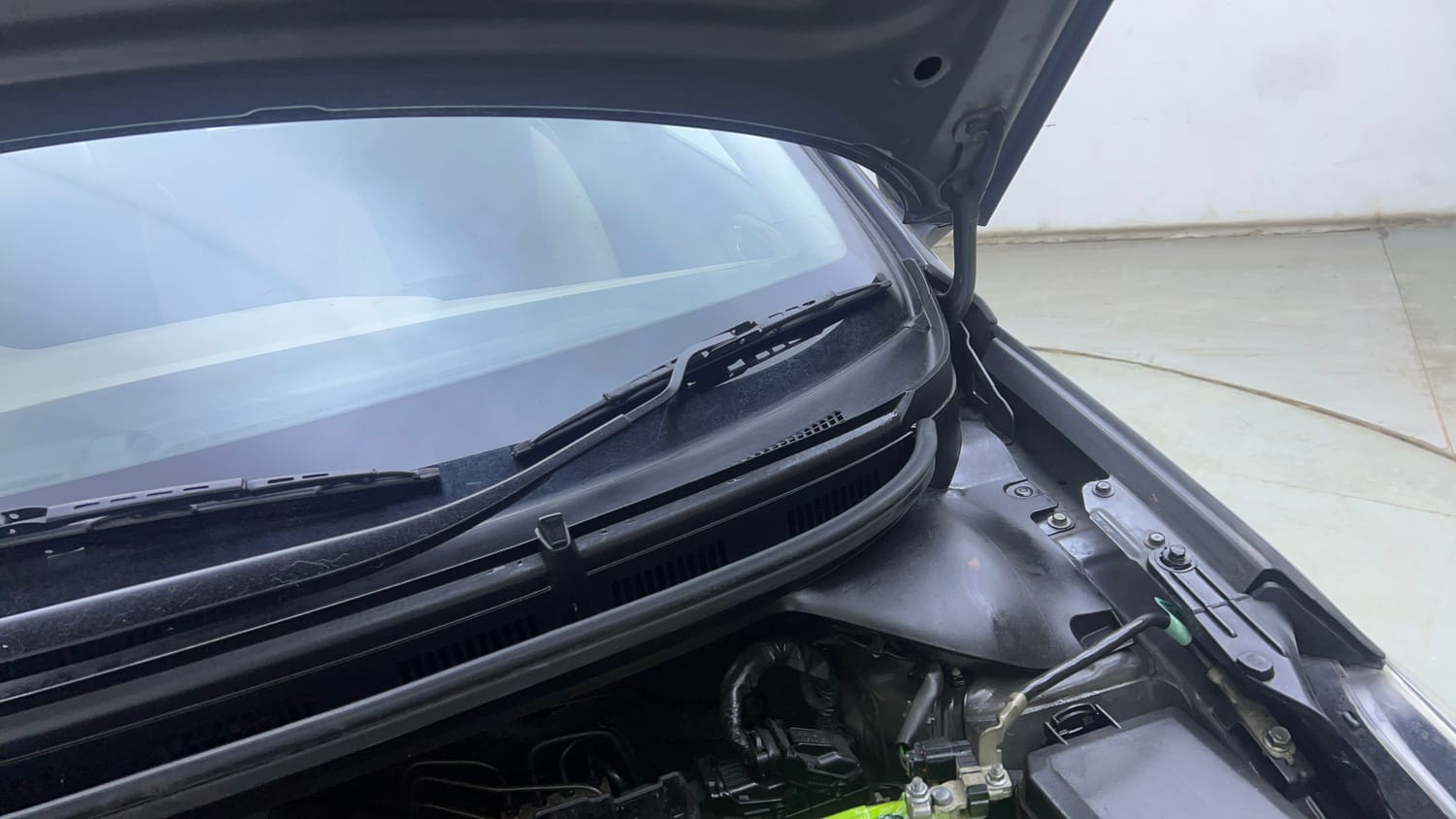 Used 2019 Hyundai Elite i20 Sportz Plus 1.2 Petrol Manual engine ENGINE LEFT SIDE HINGE & APRON VIEW