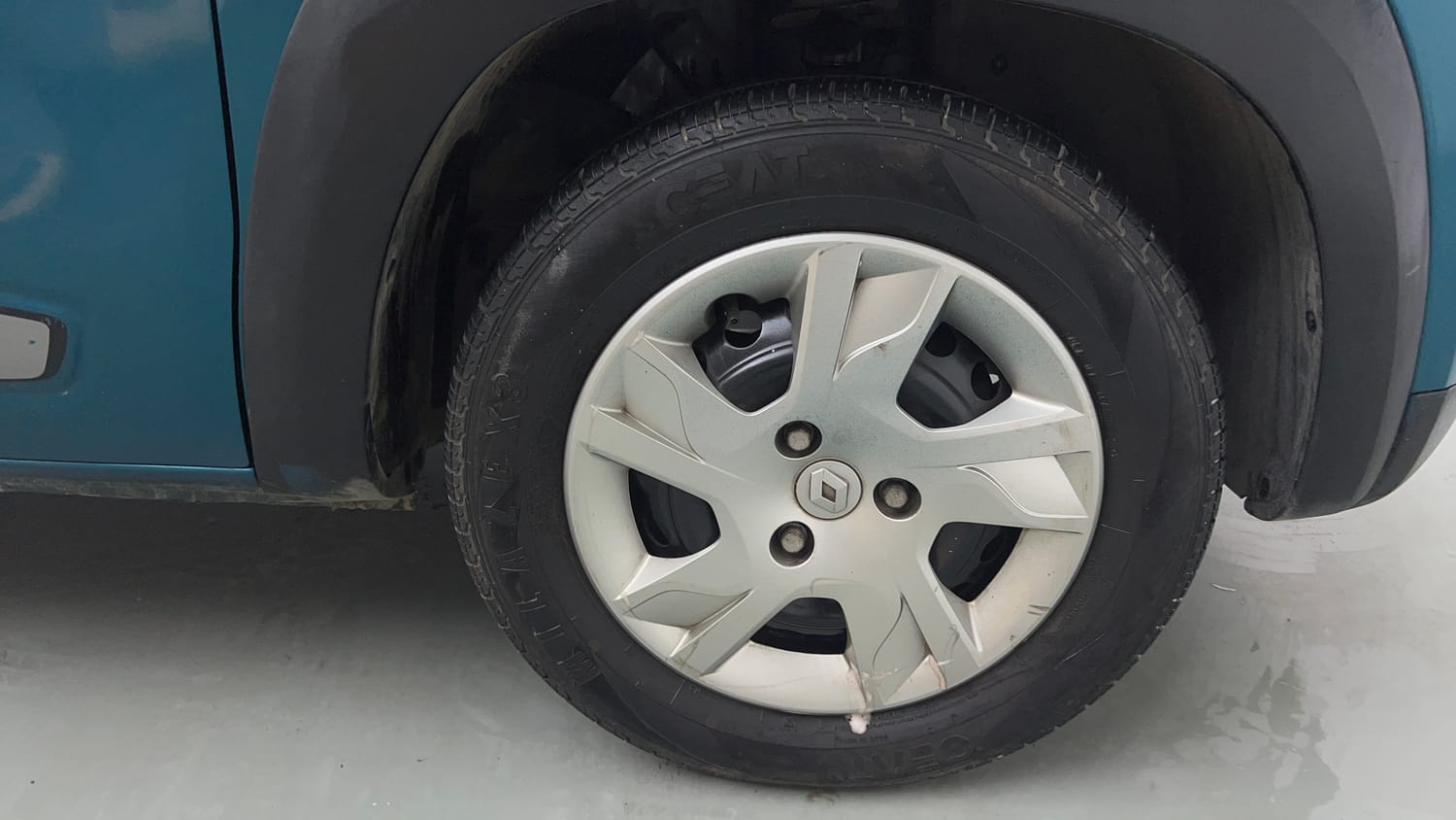 Used 2021 Renault Kwid RXT 1.0 AMT (O) Petrol Automatic tyres RIGHT FRONT TYRE RIM VIEW