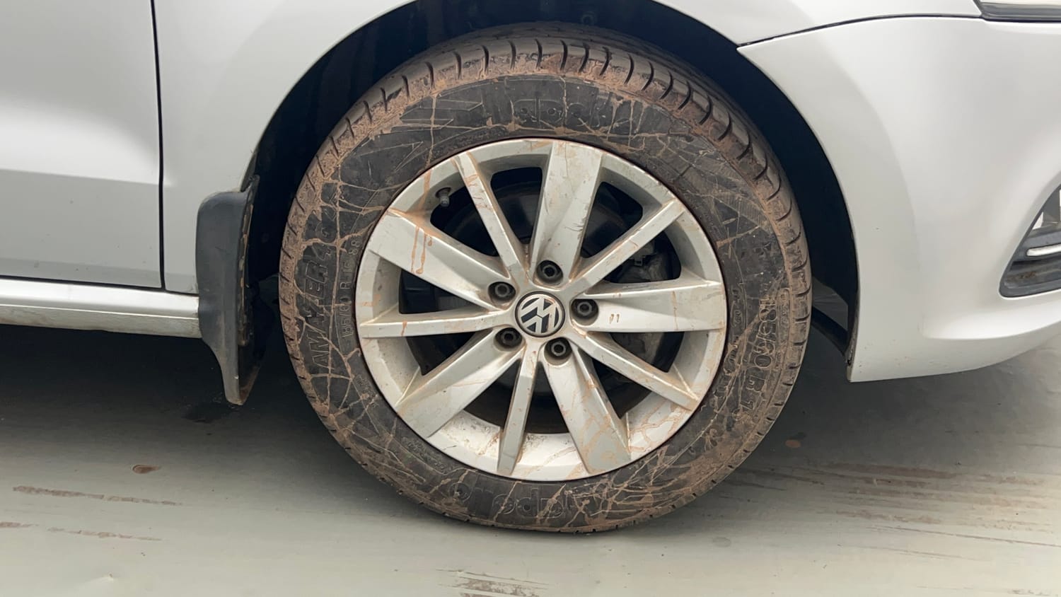 Used 2014 Volkswagen Polo Trendline 1.2L (P) Petrol Manual tyres RIGHT FRONT TYRE RIM VIEW