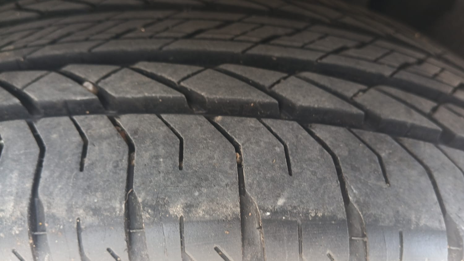 Used 2025 Mahindra XUV700 AX7 Luxury Pack Petrol AT 7 STR Petrol Automatic tyres LEFT REAR TYRE TREAD VIEW