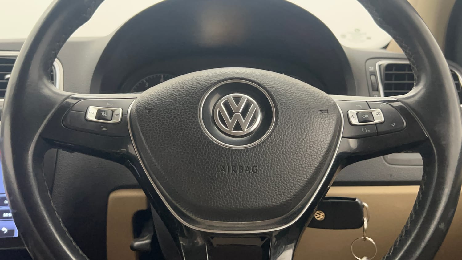Used 2014 Volkswagen Polo Trendline 1.2L (P) Petrol Manual top_features Steering mounted controls