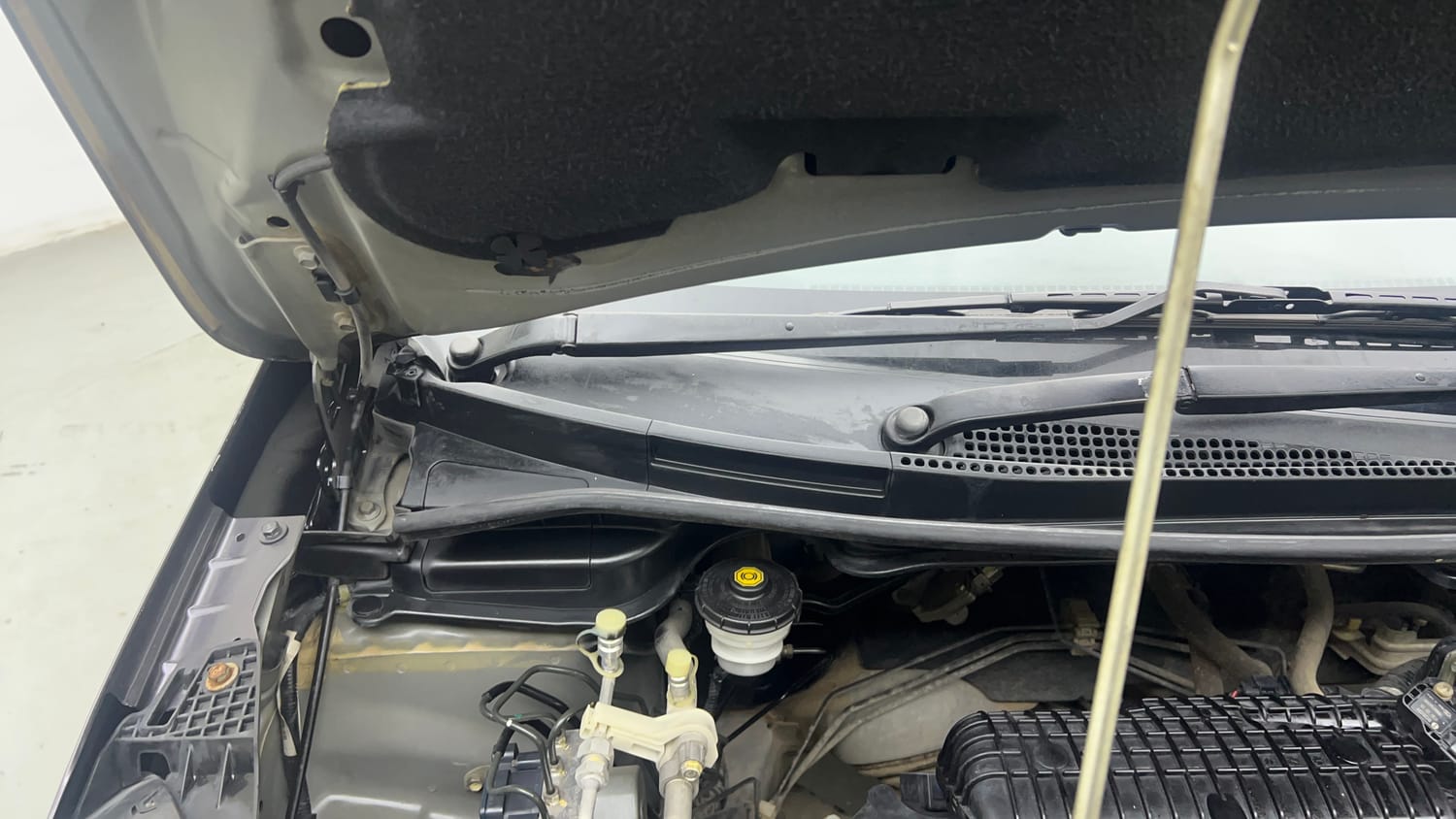 Used 2019 Honda WR-V S MT Petrol Petrol Manual engine ENGINE RIGHT SIDE HINGE & APRON VIEW