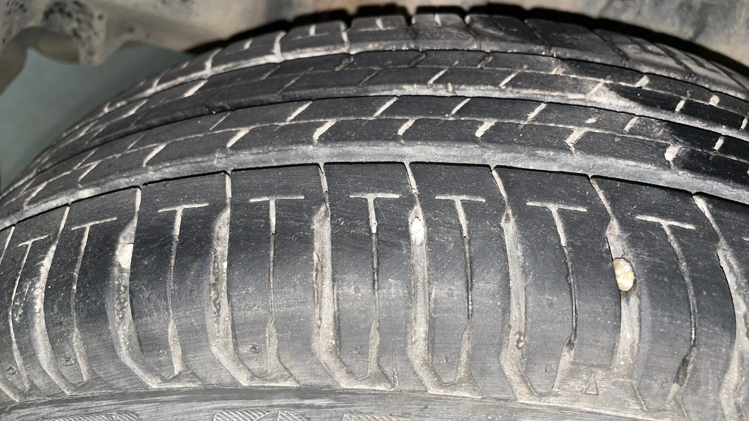 Used 2023 Maruti Suzuki Swift ZXi AMT Petrol Automatic tyres RIGHT REAR TYRE TREAD VIEW
