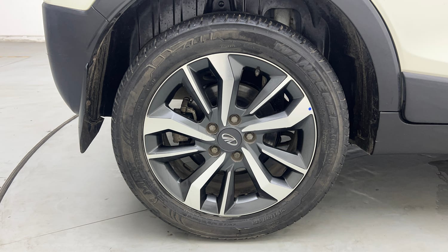 Used 2022 Mahindra XUV 300 W8 (O) 1.2 Petrol AMT Petrol Automatic tyres RIGHT REAR TYRE RIM VIEW