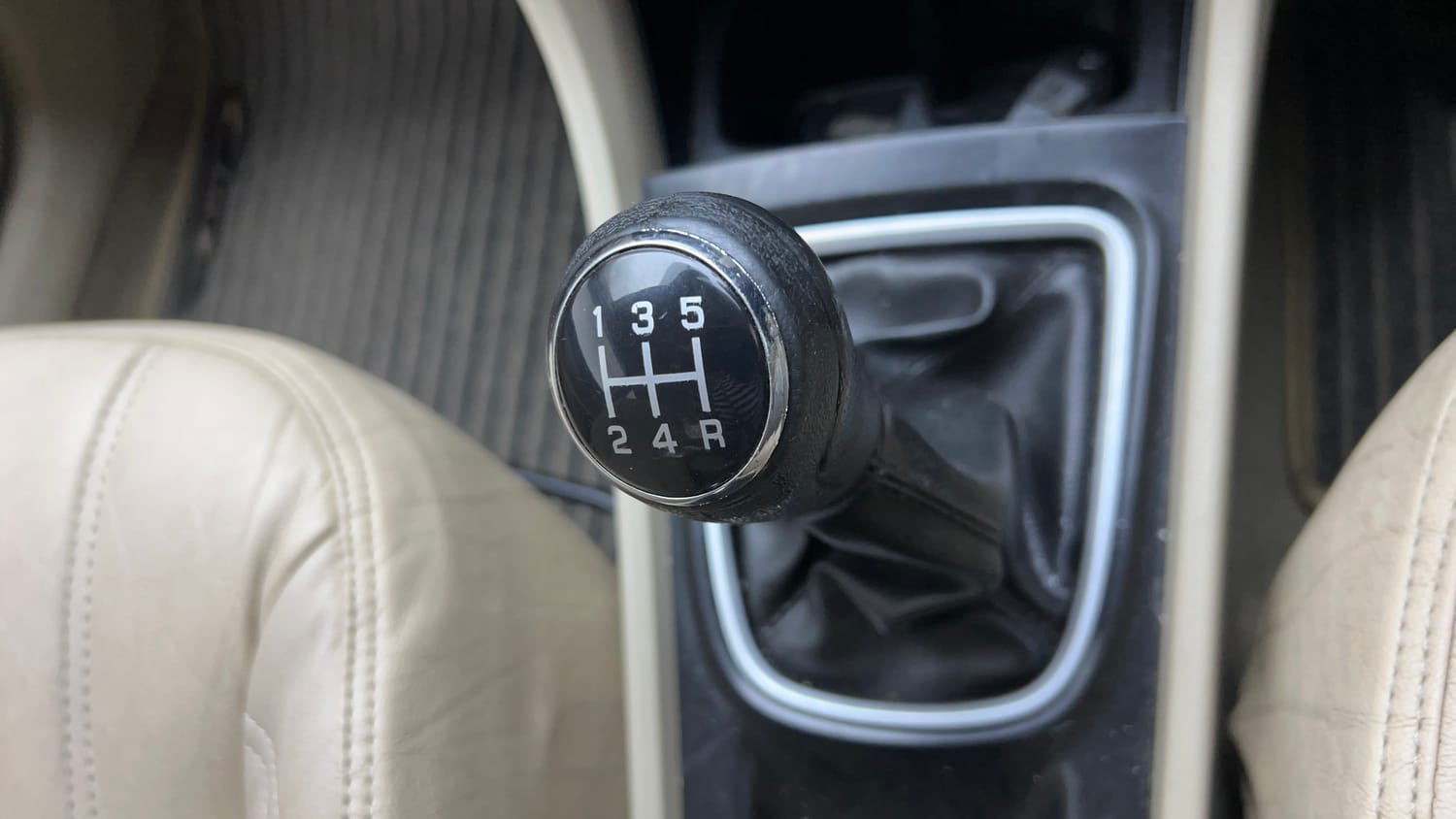 Used 2016 Maruti Suzuki Ciaz ZXi Petrol Manual interior GEAR  KNOB VIEW