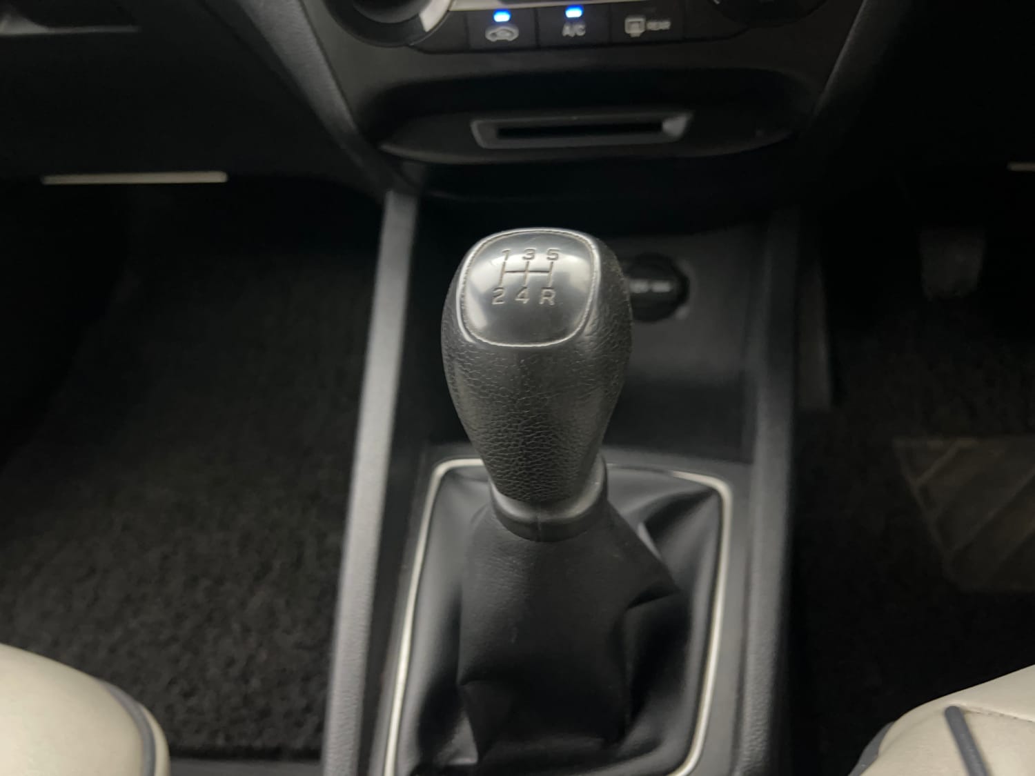 Used 2018 Hyundai Elite i20 Sportz 1.2 Petrol Manual interior GEAR  KNOB VIEW