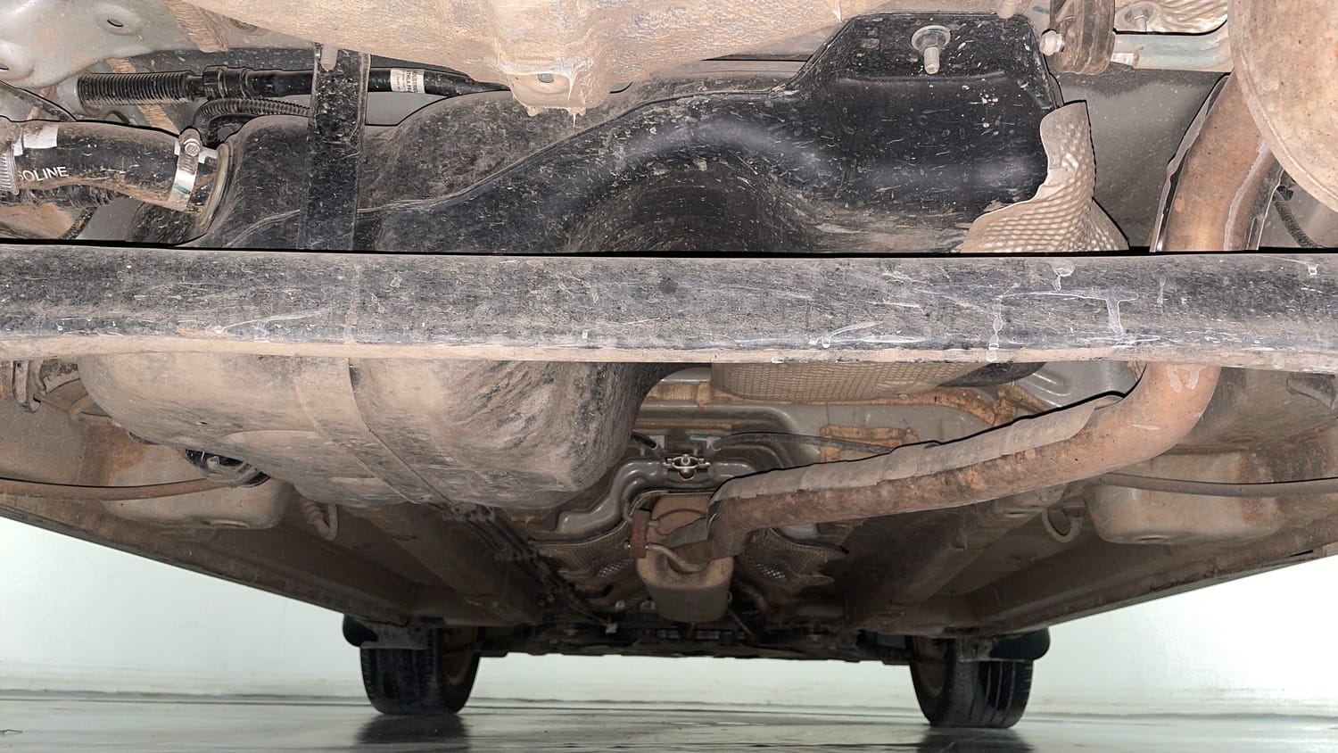 Used 2021 Mahindra XUV 300 W8 1.2 Petrol Petrol Manual extra REAR UNDERBODY VIEW (TAKEN FROM REAR)