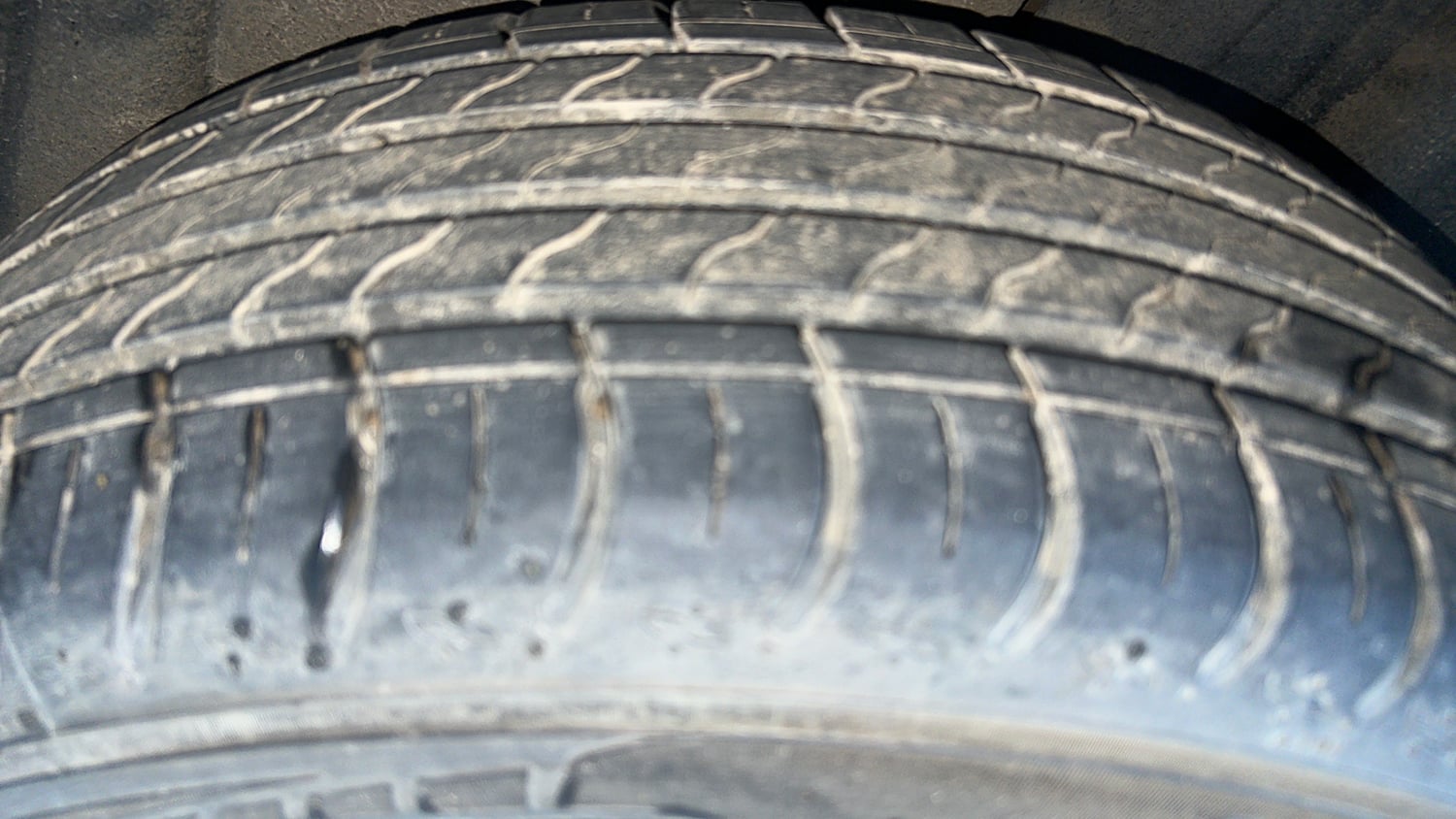 Used 2025 Skoda Kylaq Signature Plus 1.0 TSI MT (Lava Blue) Petrol Manual tyres RIGHT REAR TYRE TREAD VIEW