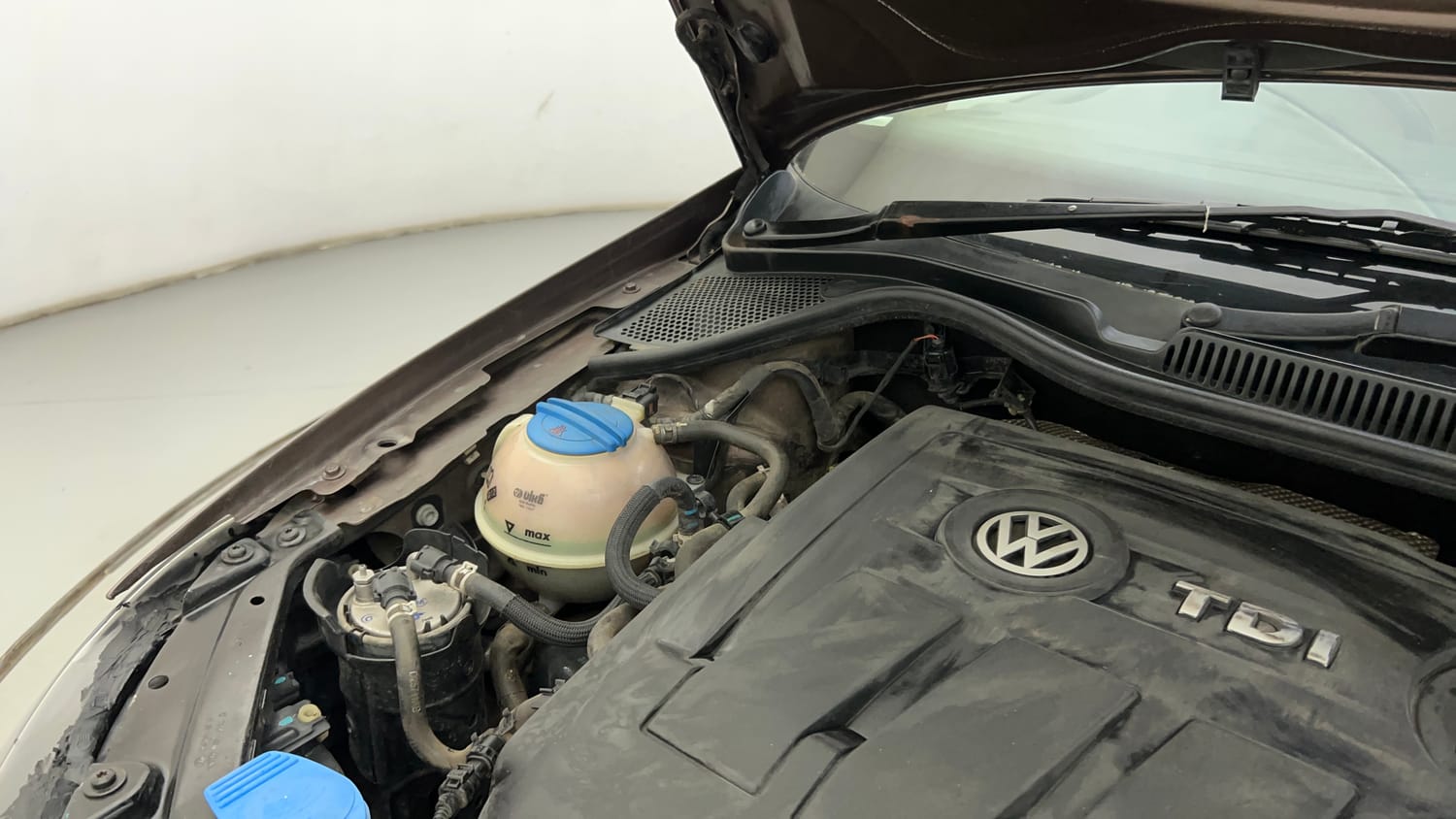 Used 2016 Volkswagen Polo Highline1.5L (D) Diesel Manual engine ENGINE RIGHT SIDE HINGE & APRON VIEW