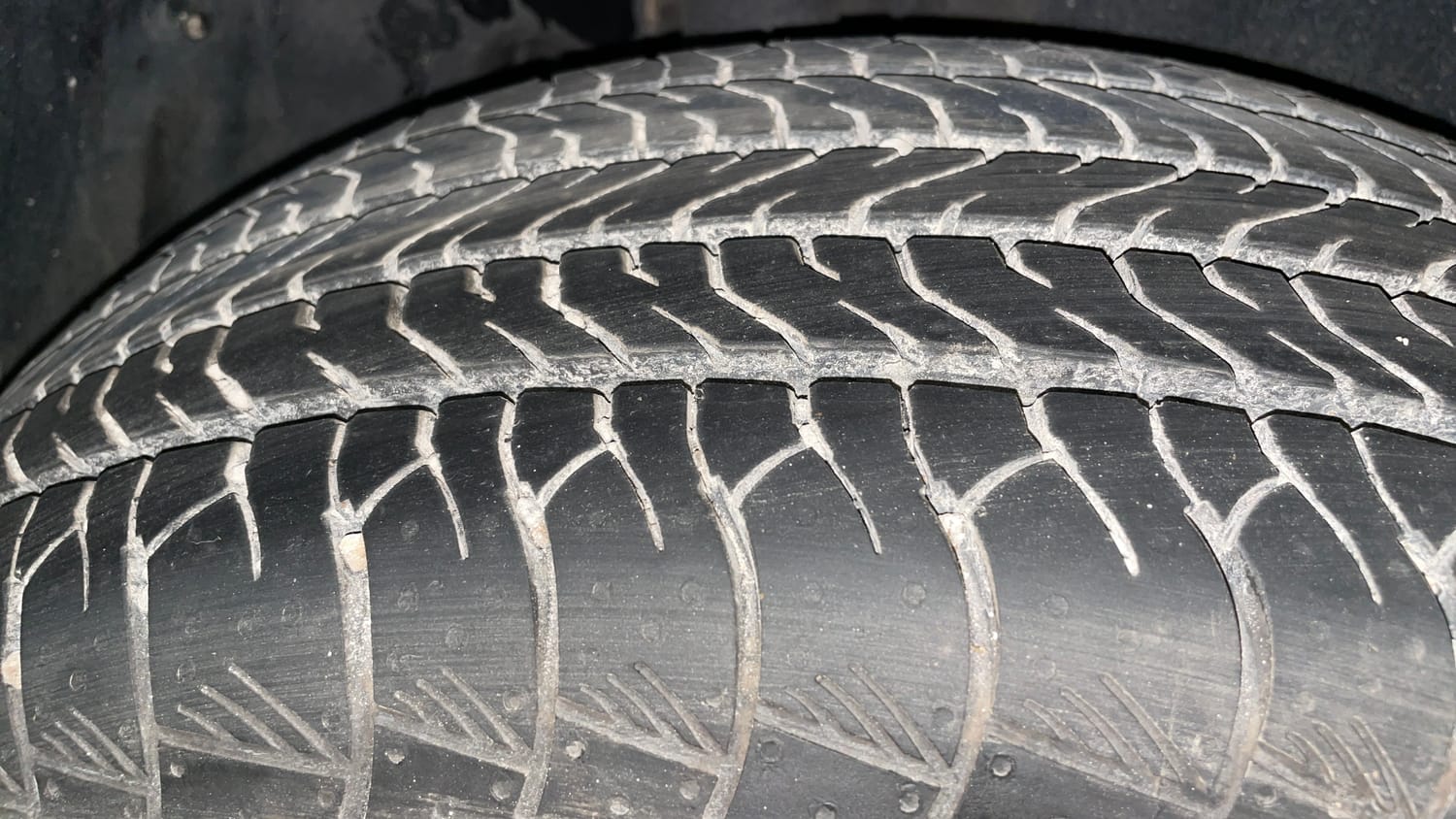 Used 2025 Toyota Urban Cruiser Hyryder G (O) AT NeoDrive Petrol Automatic tyres RIGHT REAR TYRE TREAD VIEW