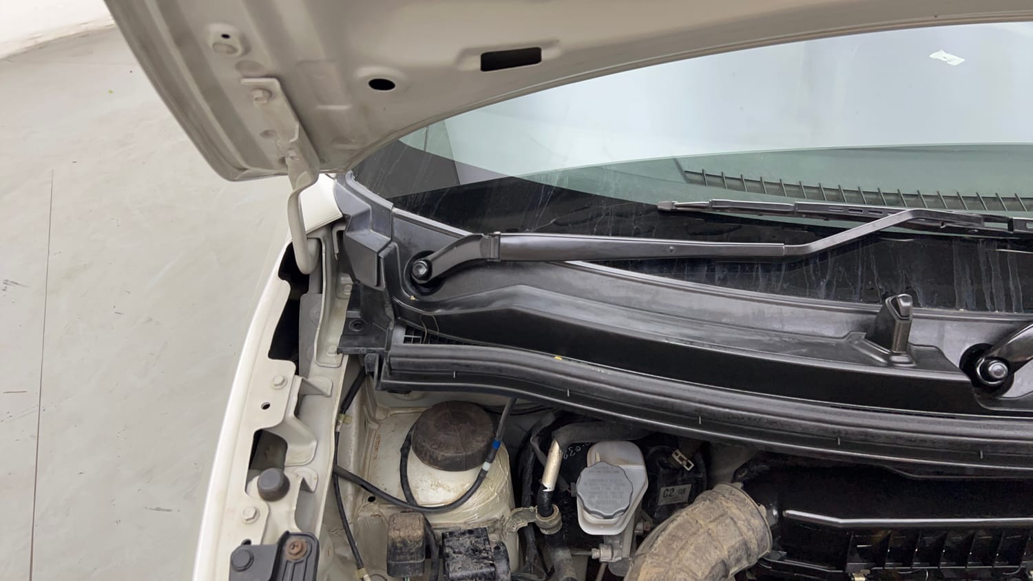 Used 2022 Maruti Suzuki Wagon R 1.0 VXi (O) 1.0 Petrol Manual engine ENGINE RIGHT SIDE HINGE & APRON VIEW