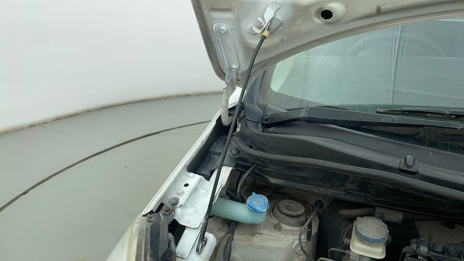Used 2013 Maruti Suzuki Wagon R LXI Petrol Manual engine ENGINE RIGHT SIDE HINGE & APRON VIEW