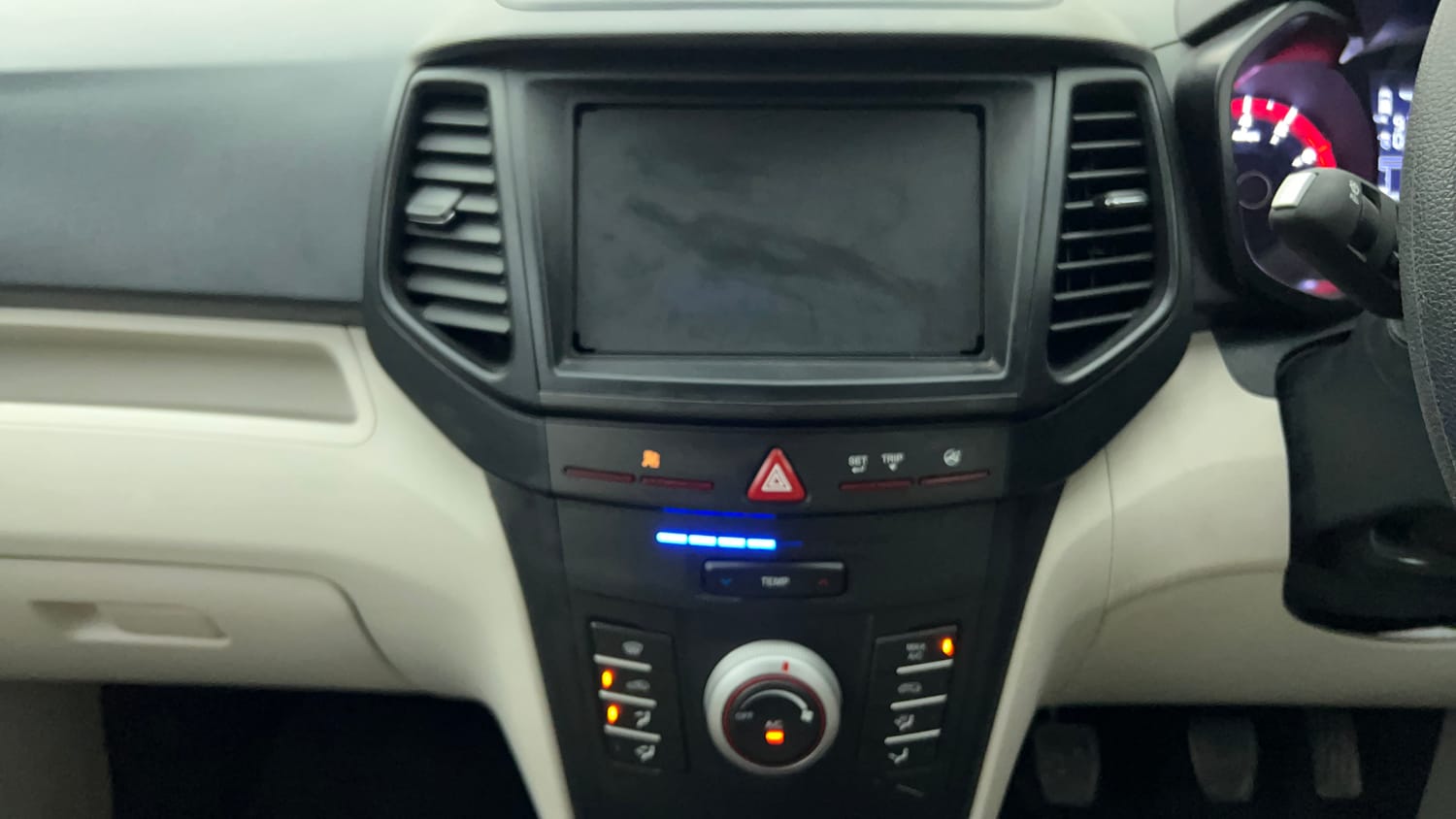 Used 2023 Mahindra XUV 300 W4 1.2 Petrol Petrol Manual interior MUSIC SYSTEM & AC CONTROL VIEW