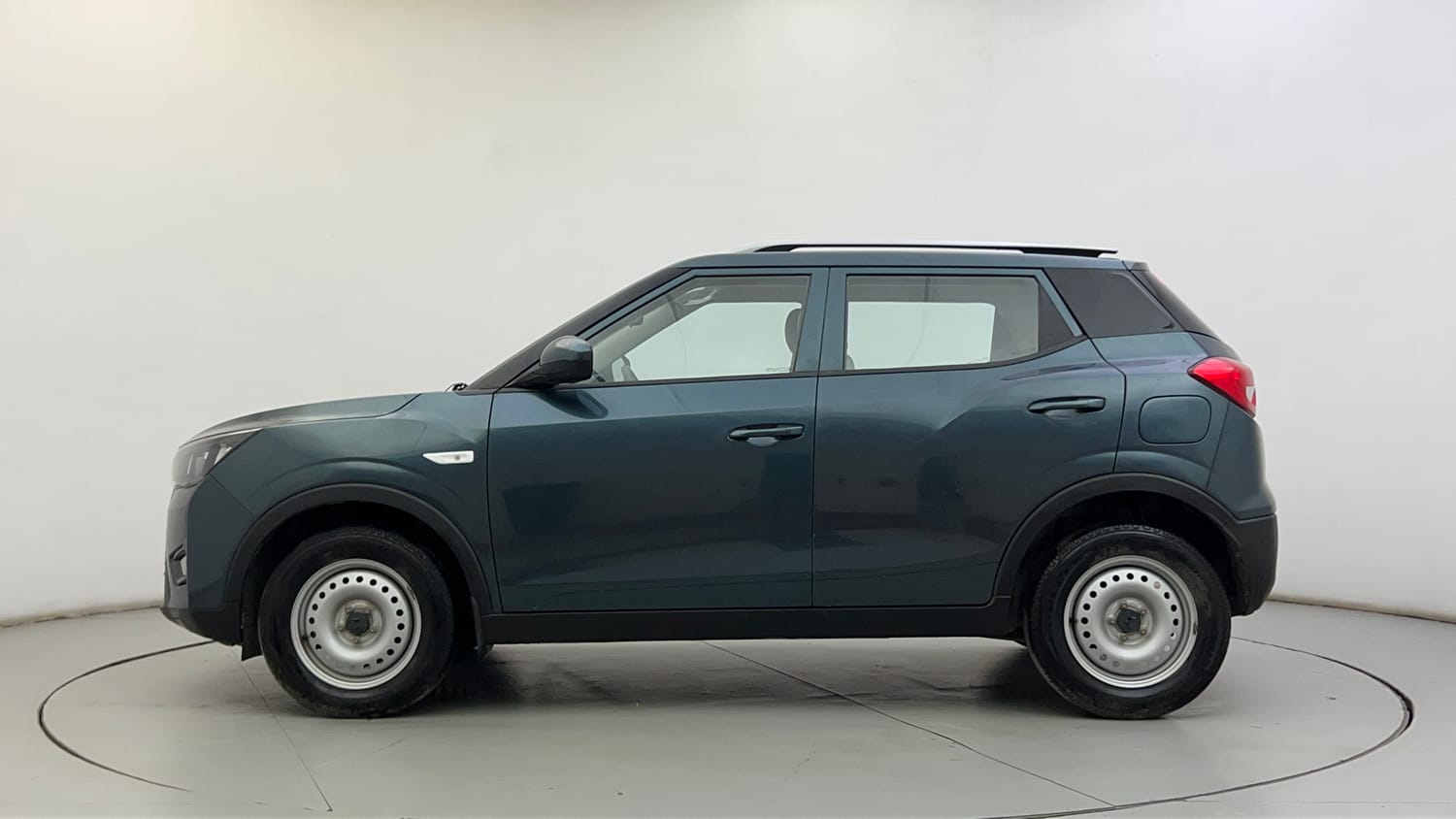 Used 2023 Mahindra XUV 300 W4 1.2 Petrol Petrol Manual exterior LEFT SIDE VIEW