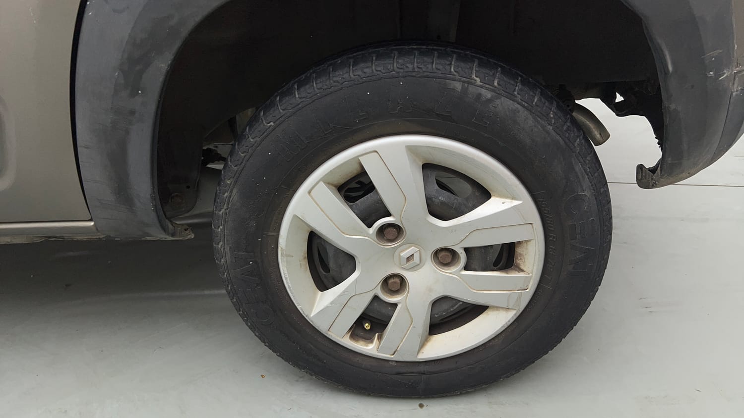 Used 2017 Renault Kwid 1.0 RXL AMT Petrol Automatic tyres LEFT REAR TYRE RIM VIEW