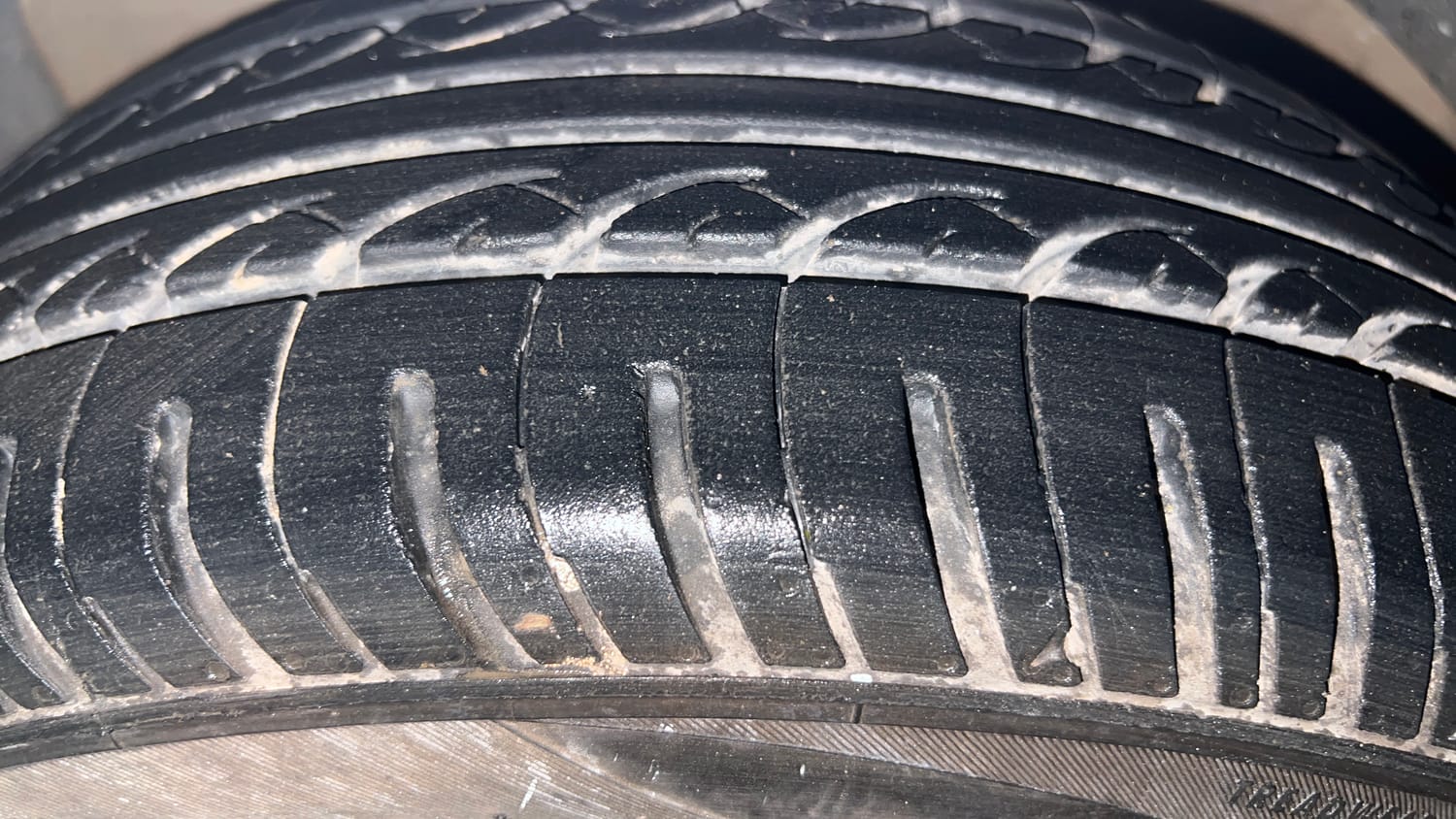 Used 2015 Ford Figo Duratec Petrol Titanium 1.2 Petrol Manual tyres LEFT FRONT TYRE TREAD VIEW