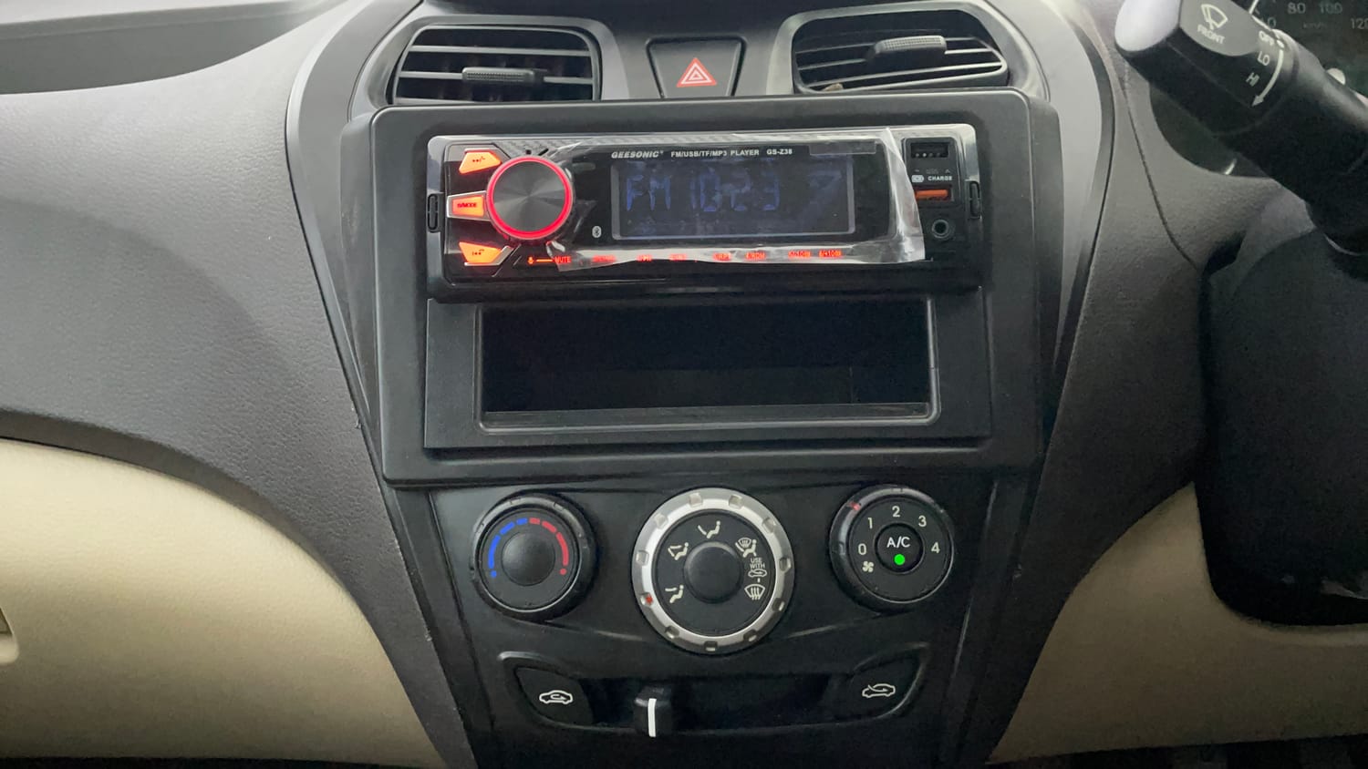 Used 2014 Hyundai Eon Magna Petrol Manual interior MUSIC SYSTEM & AC CONTROL VIEW